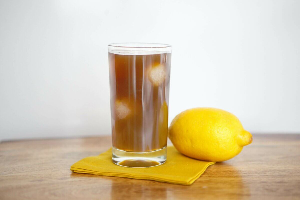 Dysphagia-friendly Arnold Palmer drink next to lemon